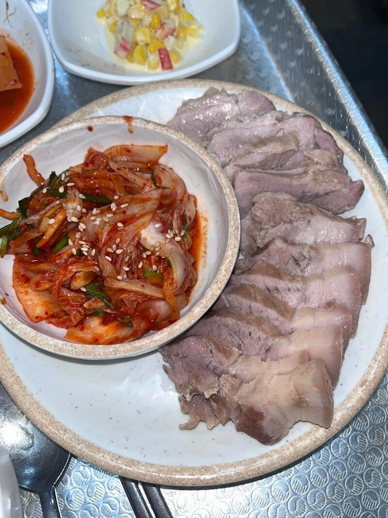 수육백반