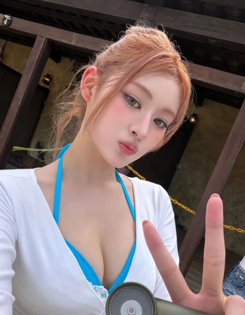 피프티피프티 아테나 파란 비키니