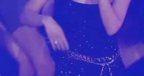 짧고 파인 원피스 베이비몬스터 아현