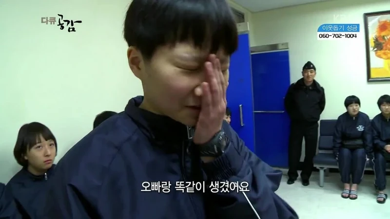 최근 전세계 남매들 좌절중인 틱톡 챌린지 '머리 가리고 같은 옷 입기-19